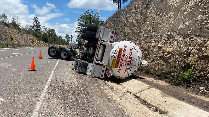 Vuelca pipa de doble remolque en la supercarretera Durango-Mazatlán